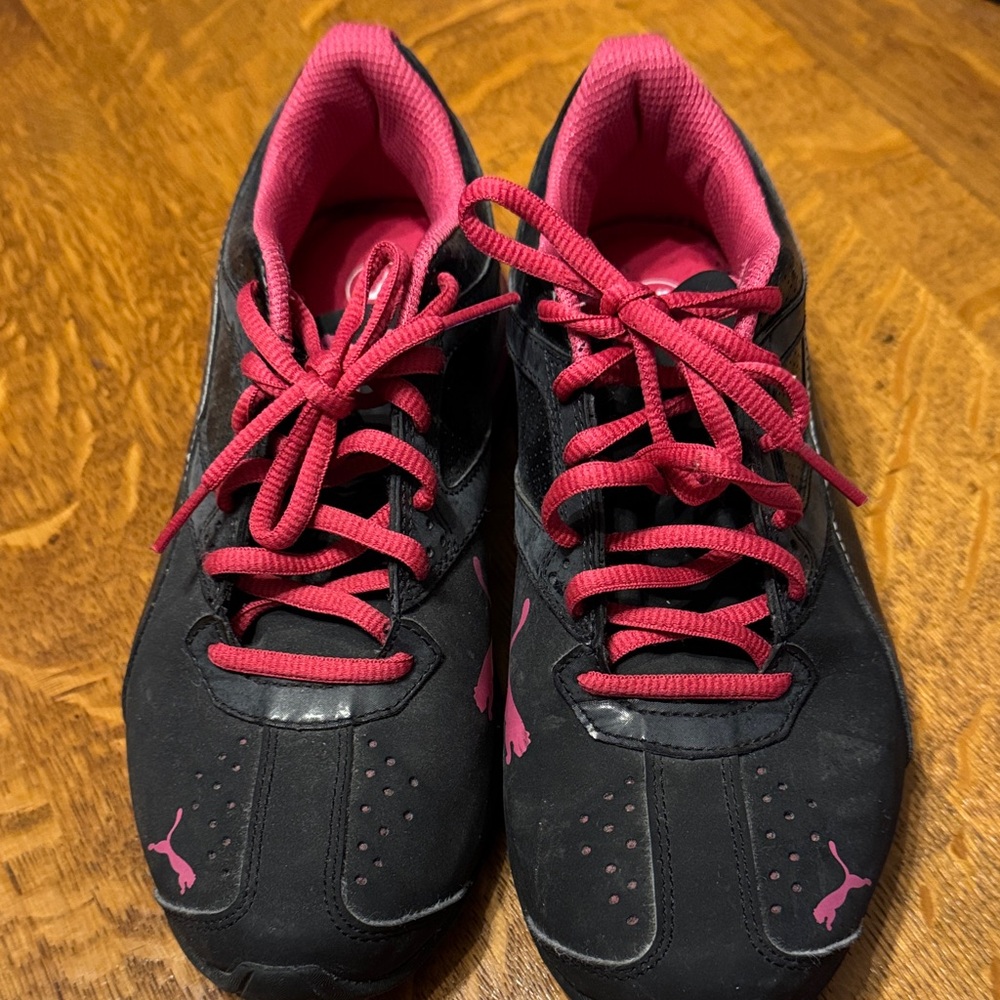 (S-20)Puma Black and Pink Sneakers Size 7